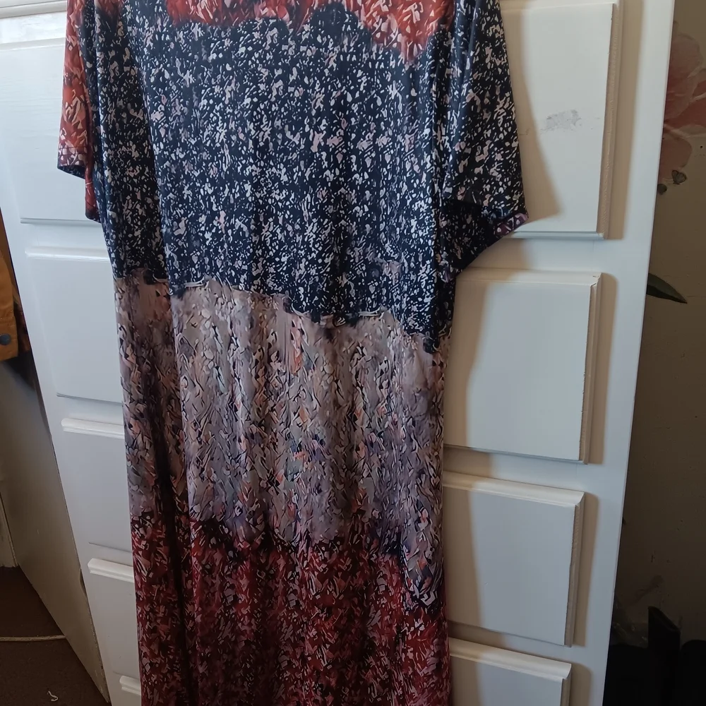 V-Neck dress bust 23" - Picture 9 of 9